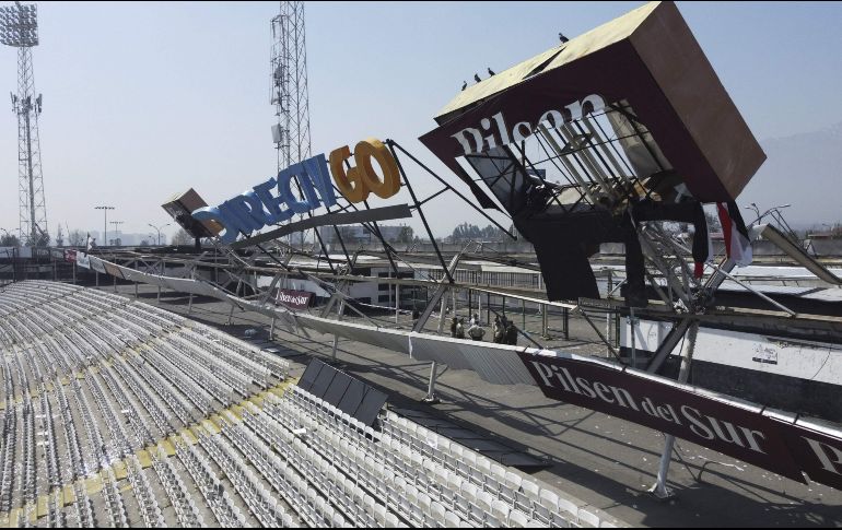 Los hechos ocurrieron cuando un grupo de seguidores escaló la estructura metálica donde se ubica la publicidad en una de las tribunas y ésta colapsó sobre la grada por el peso adicional. AFP / J. E. López