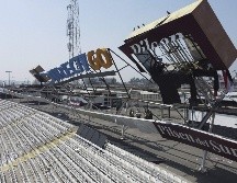 Los hechos ocurrieron cuando un grupo de seguidores escaló la estructura metálica donde se ubica la publicidad en una de las tribunas y ésta colapsó sobre la grada por el peso adicional. AFP / J. E. López