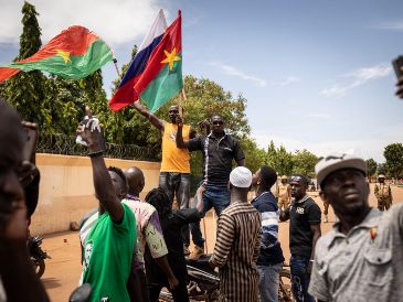 Banderas de Burkina Faso durante una manifestación mientras los soldados de Burkina Faso se ven desplegados en Uagadugú el 30 de septiembre de 2022. AFP/O. de Maismont