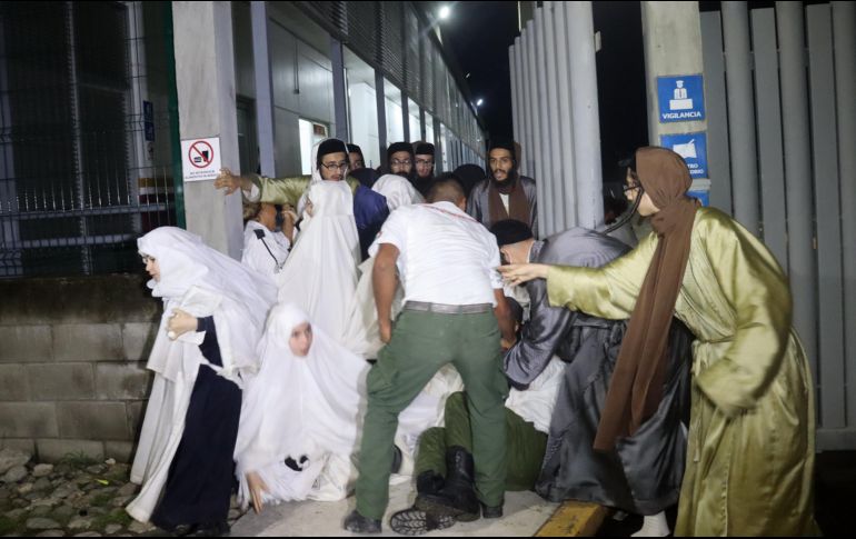 Un grupo de migrantes de origen judío forcejean con autoridades migratorias en el centro del Sistema Nacional para Desarrollo Integral de la Familia (DIF), en Huixtla, Chiapas. EFE/J. Blanco