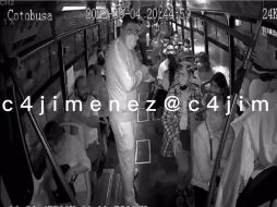 Aunque la grabación reveló que el delincuente usa un cubrebocas, se alcanza a apreciar que en el cuello lleva un tatuaje en forma de cruz. ESPECIAL/CAPTURA DE VIDEO