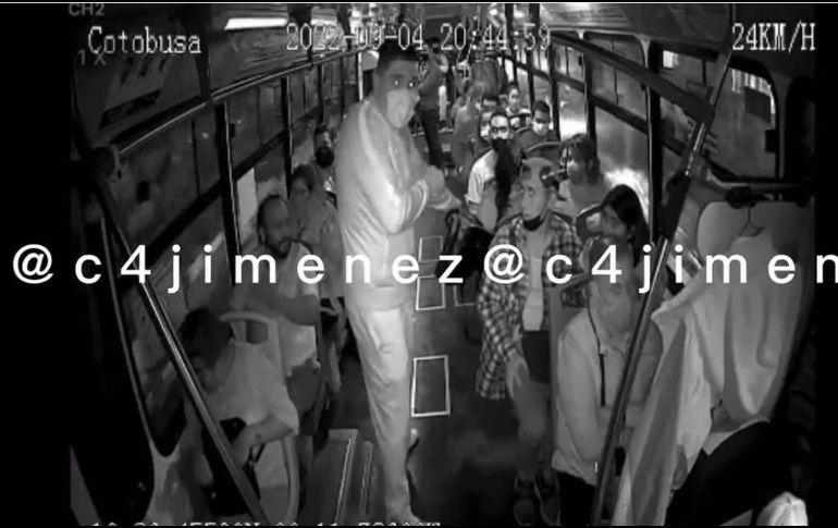 Aunque la grabación reveló que el delincuente usa un cubrebocas, se alcanza a apreciar que en el cuello lleva un tatuaje en forma de cruz. ESPECIAL/CAPTURA DE VIDEO