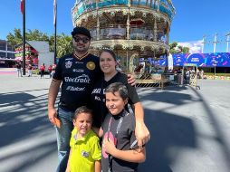 Omar Flores, su esposa y sus dos hijos acudieron al primer día de las Fiestas de Octubre. EL INFORMADOR/ A. NAVARRO