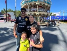 Omar Flores, su esposa y sus dos hijos acudieron al primer día de las Fiestas de Octubre. EL INFORMADOR/ A. NAVARRO