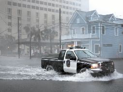 Autoridades de Charleston patrullan las calles de la ciudad para brindar auxilio. AFP