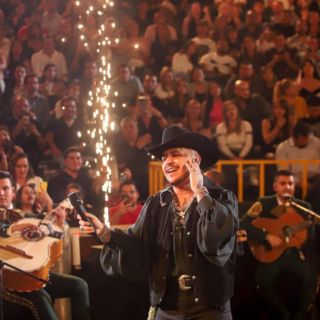 Christian Nodal cuenta la razón por la que decidió tatuarse su cara (VIDEO)