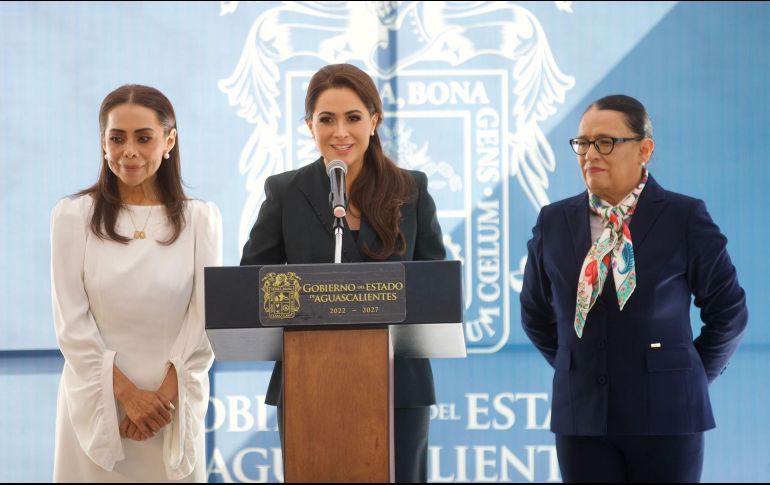 La nueva gobernadora de Aguascalientes, Teresa Jiménez, acompañada de la secretaria de Seguridad, Rosa Icela Rodríguez, y la senadora Josefina Vázquez Mota. SUN / G. Espinosa