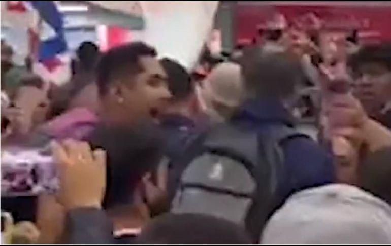 De manera sorpresiva un fanático lo toma de la mochila a Peláez para empujarlo e insultarlo. ESPECIAL