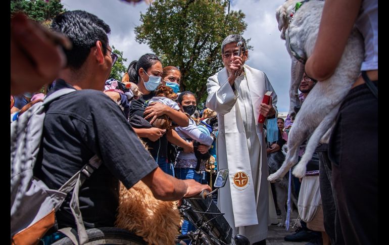 Las mascotas y sus dueños desde muy temprano se concentraron en el atrio del templo de San Francisco, donde les rociaron agua bendita. EFE/C. López