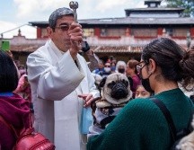Las mascotas y sus dueños desde muy temprano se concentraron en el atrio del templo de San Francisco, donde les rociaron agua bendita. EFE/C. López