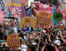 El expresidente de Brasil y actual candidato a la Presidencia, Luiz Inácio Lula da Silva, saluda a sus simpatizantes este sábado. EFE/F. Bizerra