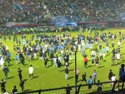 Varios videos han comenzado a circular en redes sociales, en los que se pueden apreciar el momento exacto en que los aficionados del equipo local invaden el terreno de juego. ESPECIAL