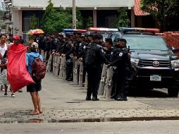 Varios agentes de la Policía Nacional vigilan la entrada principal de la iglesia San Jerónimo durante una misa en su honor en Masaya. EFE