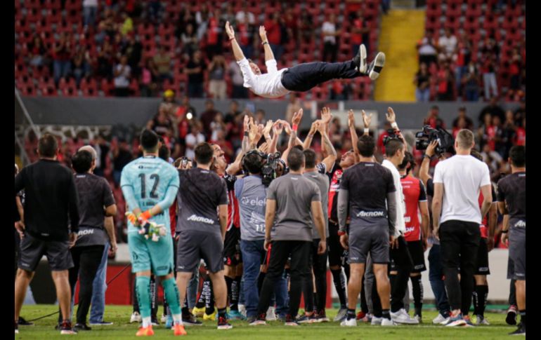 Diego Cocca miraba expectante la cancha, por momentos con la vista perdida, sabiendo lo que pasaría en cuanto Víctor Alfonso Cáceres decretara el final. EL INFORMADOR / C. Zepeda