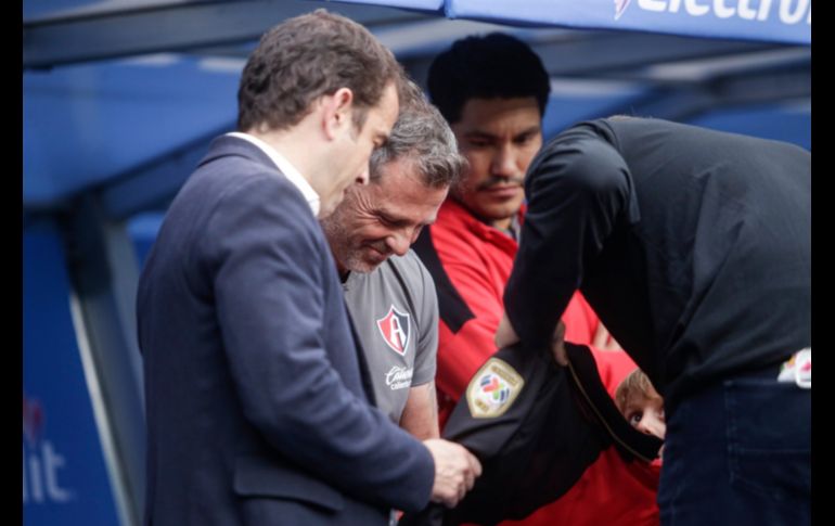 Antes de iniciar el juego, Diego Cocca recibió un reconocimiento por parte de la directiva y jugadores. EL INFORMADOR / C. Zepeda