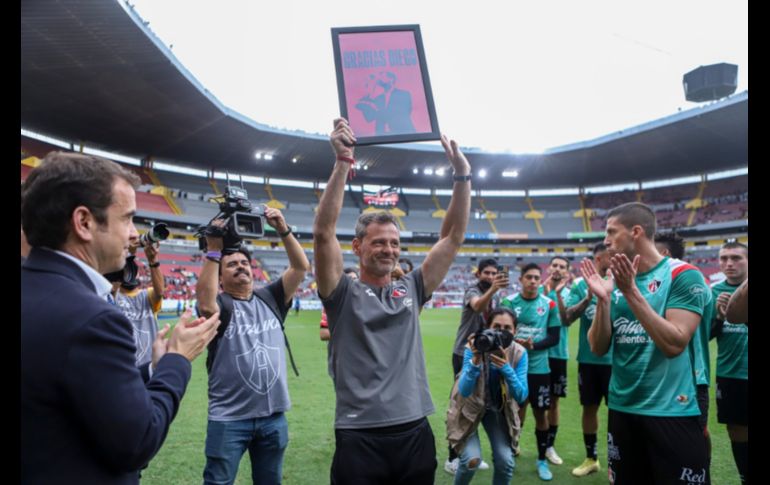 Antes de iniciar el juego, Diego Cocca recibió un reconocimiento por parte de la directiva y jugadores. EL INFORMADOR / C. Zepeda