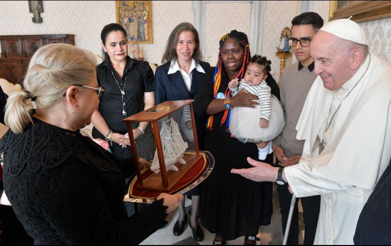 Los visitantes obsequiaron productos realizados por víctimas de la violencia en Colombia. EFE/Medios del Vaticano