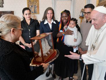 Los visitantes obsequiaron productos realizados por víctimas de la violencia en Colombia. EFE/Medios del Vaticano