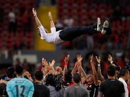 Con los aplausos de los jugadores, el respeto de la directiva y el reconocimiento y cariño de la afición rojinegra, ayer Diego Cocca dejó la dirección técnica del Atlas. EFE/F. Guasco