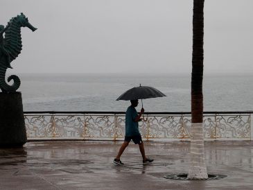 Las bandas nubosas del huracán "Orlene" ocasionan lluvias intensas a puntuales torrenciales, vientos intensos y oleaje elevado en costas del occidente del país, incluido Jalisco. EFE / ARCHIVO