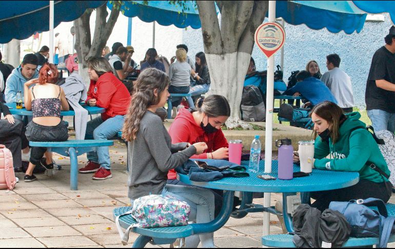 Los jóvenes universitarios tienen acceso a mejores planteles y equipamiento en sus aulas. EL INFORMADOR/Archivo