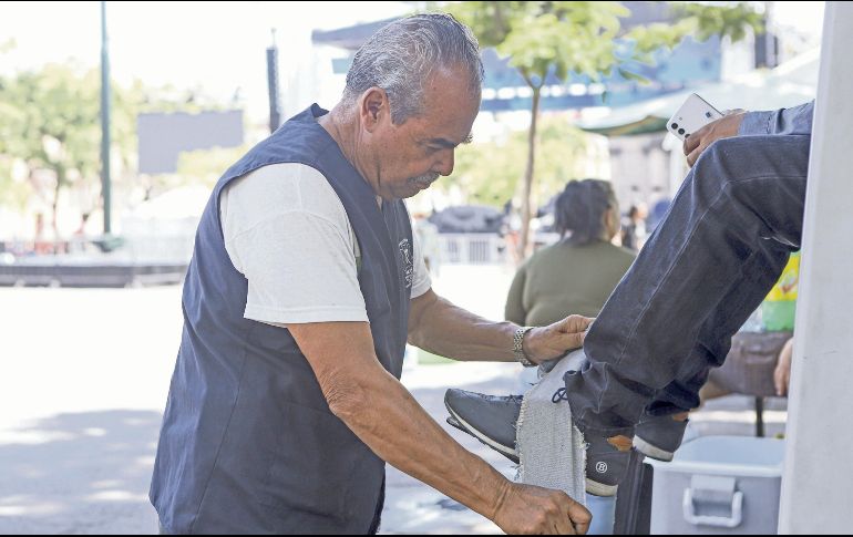 Don José López tiene 22 años ofreciendo el servicio de boleada en la Plaza Liberación. EL INFORMADOR/C. Zepeda