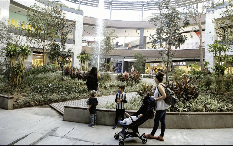 Distrito La Perla. Las plazas comerciales son parte de la tradición de las familias tapatías, son punto de encuentro y de desarrollo económico. EL INFORMADOR/Archivo