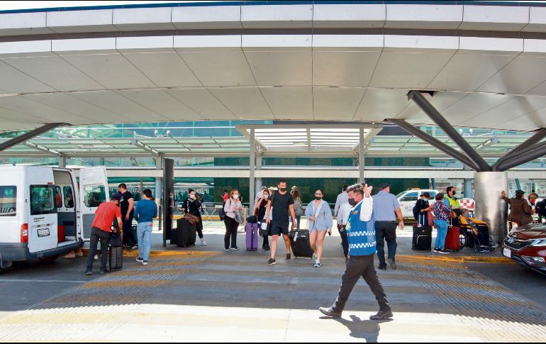 Pasajeros pueden retomar sus viajes con mayor confianza, tras disminuir los casos de coronavirus. EL INFORMADOR/Archivo