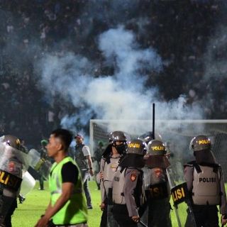 "Murieron en los brazos de los jugadores": el relato de los testigos de la estampida que dejó 125 muertos en un estadio de Indonesia