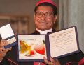 El obispo de Timor Oriental, Carlos Filipe Ximenes Belo, ganador del Premio Nobel de la Paz, muestra su certificado y su medalla durante una ceremonia de entrega en el ayuntamiento de Oslo, en 1996. AP Foto/ B. Sigurdsoen