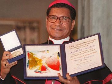 El obispo de Timor Oriental, Carlos Filipe Ximenes Belo, ganador del Premio Nobel de la Paz, muestra su certificado y su medalla durante una ceremonia de entrega en el ayuntamiento de Oslo, en 1996. AP Foto/ B. Sigurdsoen