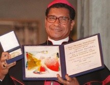 El obispo de Timor Oriental, Carlos Filipe Ximenes Belo, ganador del Premio Nobel de la Paz, muestra su certificado y su medalla durante una ceremonia de entrega en el ayuntamiento de Oslo, en 1996. AP Foto/ B. Sigurdsoen