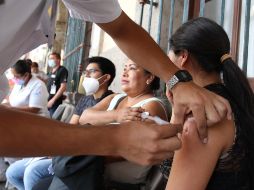 Es importante vacunarse contra la influenza y asimismo colocarse el refuerzo de COVID-19. EL INFORMADOR/ARCHIVO