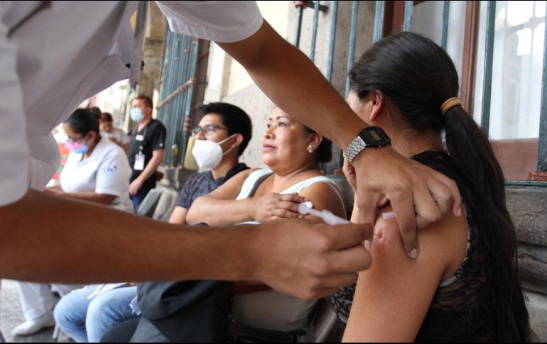 Es importante vacunarse contra la influenza y asimismo colocarse el refuerzo de COVID-19. EL INFORMADOR/ARCHIVO