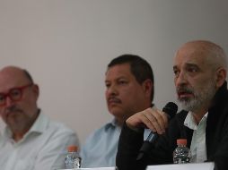 Los periodistas Daniel Moreno (d), Ricardo Raphael (i) y el defensor de derechos humanos Raymundo Ramos (c) participan en una rueda de prensa en la Ciudad de México. EFE/S. Gutiérrez