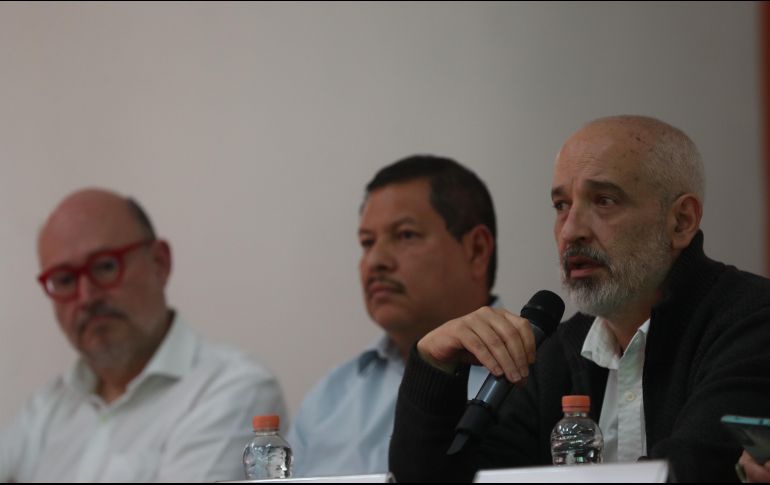 Los periodistas Daniel Moreno (d), Ricardo Raphael (i) y el defensor de derechos humanos Raymundo Ramos (c) participan en una rueda de prensa en la Ciudad de México. EFE/S. Gutiérrez