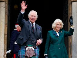 Camila, de 75 años, y el rey Carlos III, de 73 años, se han pronunciado por una monarquía más pequeña y moderna, acorde con los tiempos actuales. AP/A. Milligan