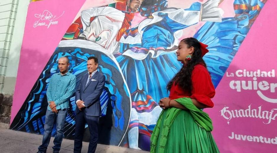 En compañía de Pablo Lemus, presidente municipal de Guadalajara, “Chobe”, quien es vecino del Centro Histórico de Guadalajara, relató como el arte le mostró una nueva visión en su vida. EL INFORMADOR / N. Gutiérrez