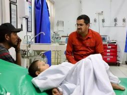 El secretario de Salud sinaloense, Cuitláhuac González Galindo, escuchó el relato de la odisea que pasó el padre del pequeño. SUN/ESPECIAL