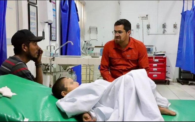 El secretario de Salud sinaloense, Cuitláhuac González Galindo, escuchó el relato de la odisea que pasó el padre del pequeño. SUN/ESPECIAL