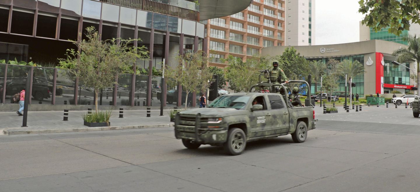 Luego del tiroteo del domingo pasado, que alertó a comerciantes y clientes de una plaza comercial ubicada en Zapopan, la presencia de elementos del Ejército y de otras corporaciones de seguridad se reforzó. EL INFORMADOR/ A. Navarro