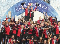 En la cúspide. El más reciente año futbolístico en México se pintó de rojo y negro, pues el Atlas terminó con una prolongada sequía de 70 años para conseguir un título de Liga. No conforme con ello, lo hizo por partida doble. SUN