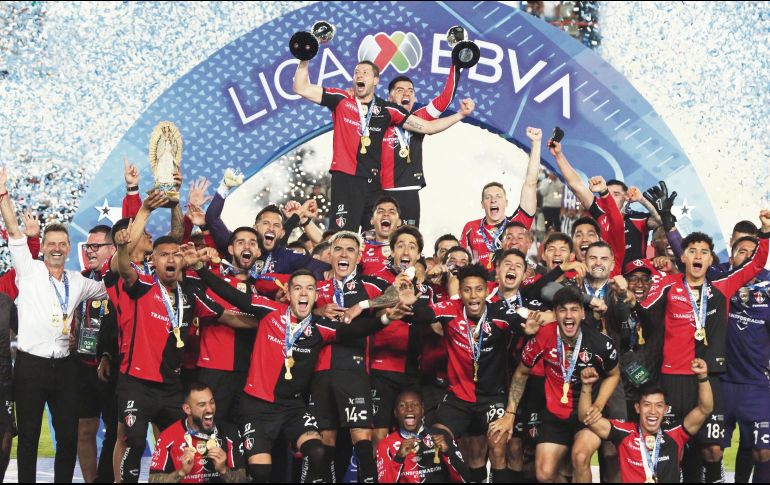 En la cúspide. El más reciente año futbolístico en México se pintó de rojo y negro, pues el Atlas terminó con una prolongada sequía de 70 años para conseguir un título de Liga. No conforme con ello, lo hizo por partida doble. SUN