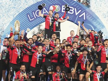 En la cúspide. El más reciente año futbolístico en México se pintó de rojo y negro, pues el Atlas terminó con una prolongada sequía de 70 años para conseguir un título de Liga. No conforme con ello, lo hizo por partida doble. SUN