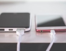 La adopción de un modelo único de cargador reducirá la montaña de cargadores obsoletos descartados cada año y reducirá los costos para los consumidores. ESPECIAL / Photo by Steve Johnson on Unsplash