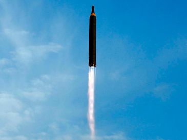 Corea del Norte disparó hoy un misil balístico que sobrevoló el norte de Japón antes de caer en el Pacífico. AP / ARCHIVO