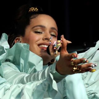 ¿Las comprarías? Rosalía presume curiosas y costosas botas para el frío; esto cuestan