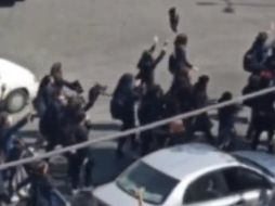 Estudiantes que protestaban caminaron por una calle principal en Karaj, una ciudad justo al oeste de Teherán, el martes. TWITTER/@1500tasvir