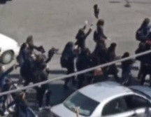 Estudiantes que protestaban caminaron por una calle principal en Karaj, una ciudad justo al oeste de Teherán, el martes. TWITTER/@1500tasvir