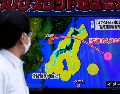 Un hombre se detiene a mirar una infografía sobre el lanzamiento de un misil balístico de Corea del Norte que sobrevoló territorio japonés, este martes en Tokio. EFE/K. Mayama